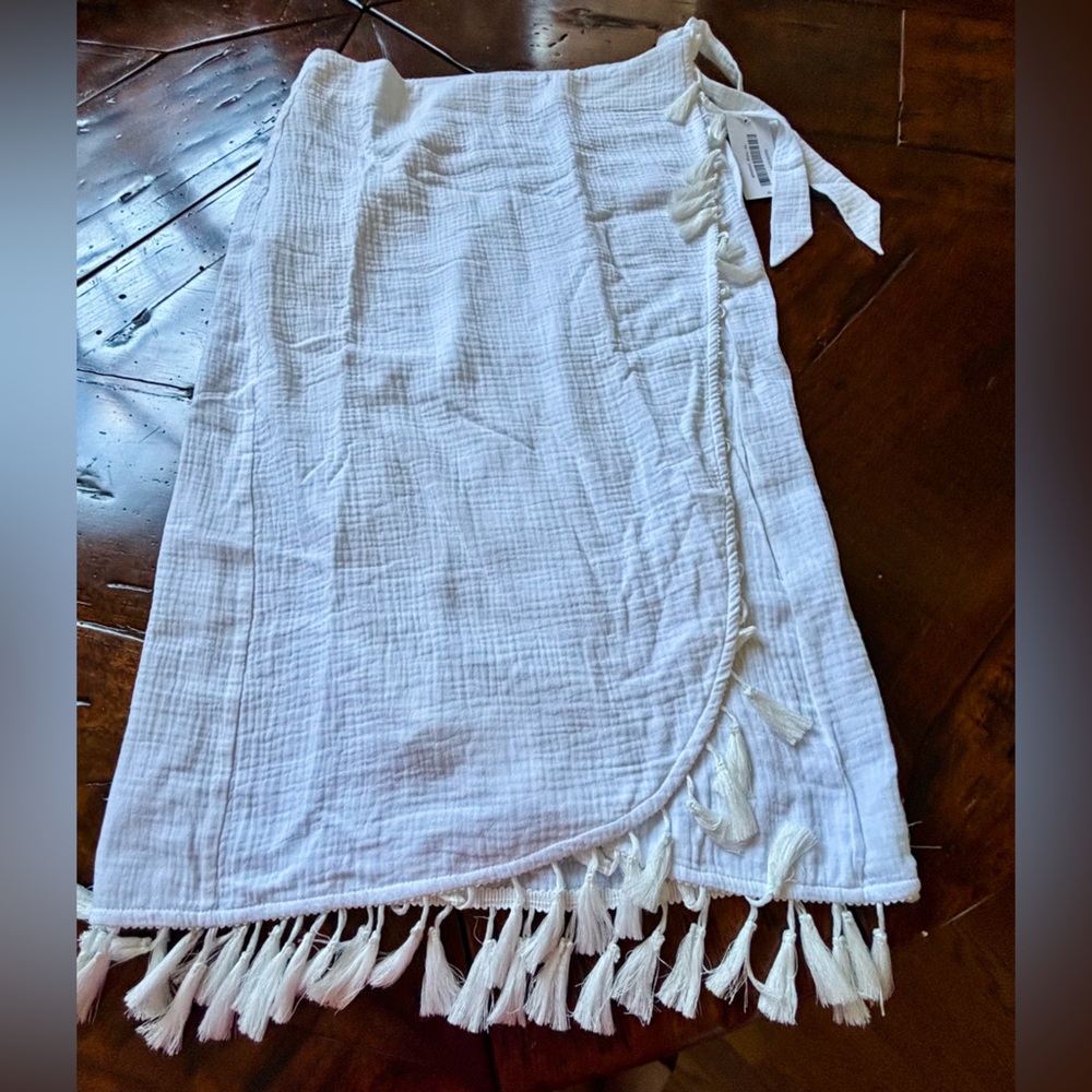 Walkpop beach wrap coverup. White. Xl